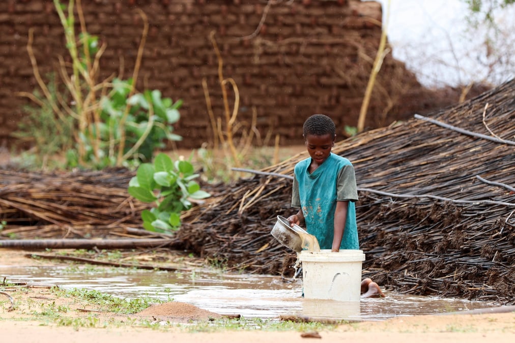 Un enfant soudanais deplace verse de l'eau au camp de zamzam, dans le nord du darfour