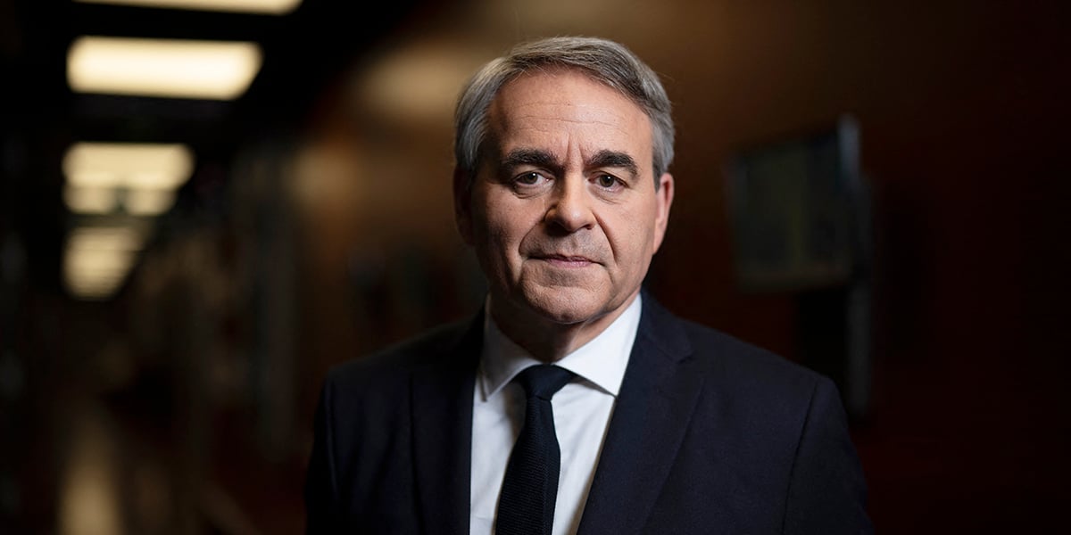 Suite à la nomination de Michel Barnier au poste de Premier Ministre, Xavier Bertrand s'est attribué le rôle d'agent de liaison capable de parler à tous les membres de la coalition.