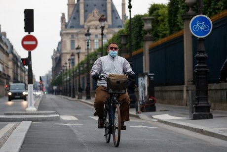 Paris: pas de port du masque obligatoire en velo, selon la prefecture
