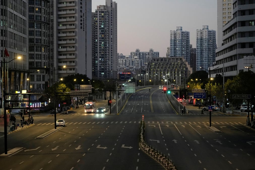 Une route vide a shanghai, en chine