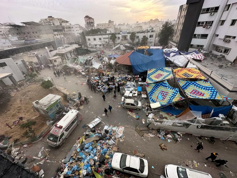 Des palestiniens examinent l'hopital al chifa qui a ete pris d'assaut par les forces israeliennes au cours de leur operation terrestre, dans la ville de gaz