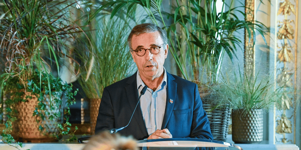 Le maire écologiste de bordeaux, Pierre Hurmic, a réuni près d'une centaine de professionnels du photovoltaïque, ce mercredi 10 avril, pour affirmer sa volonté d'avancer sur le déploiement de panneaux solaires dans l'agglomération bordelaise.