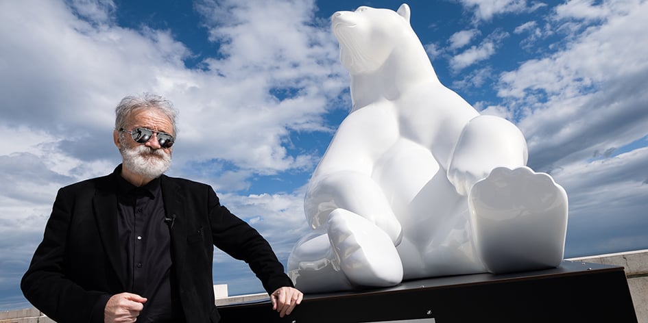 Michel Bassompierre au côté de ses œuvres, le 10 avril à Monaco.