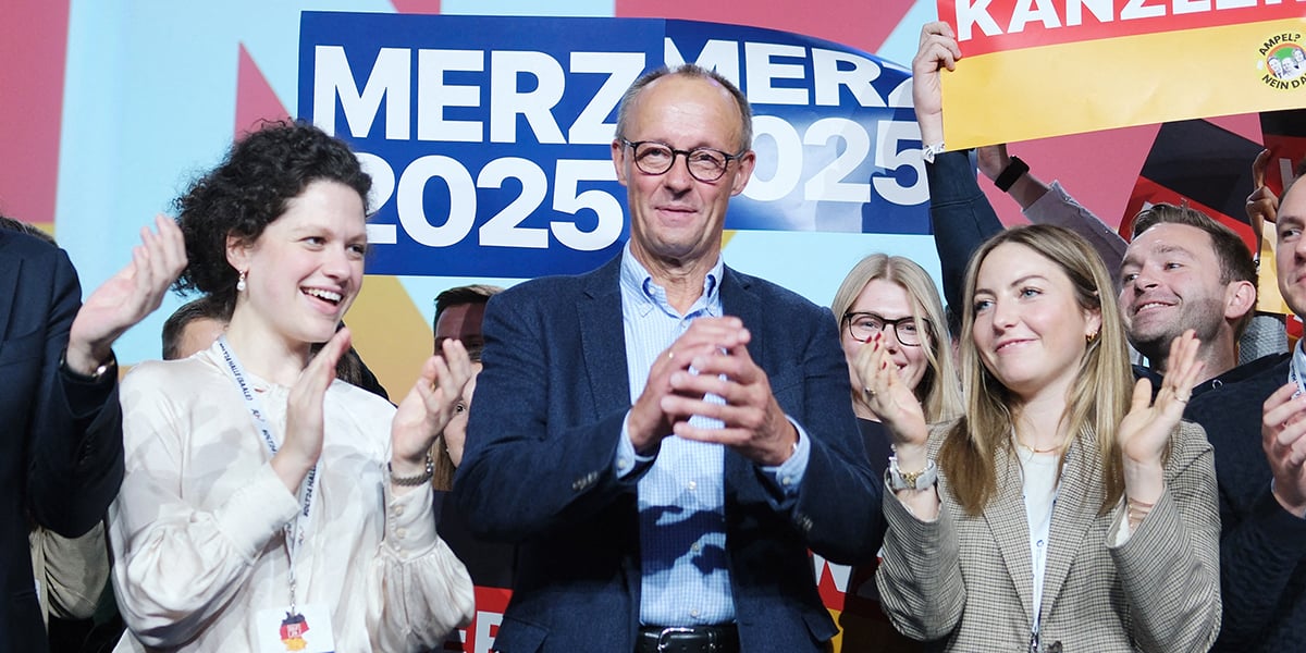 Le président de la CDU en meeting avec des jeunes du parti, le 26 octobre, est le favori pour devenir chancelier Allemand.