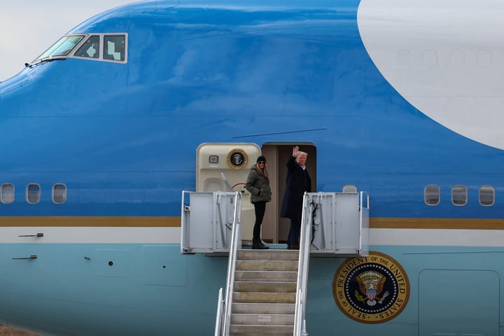 Le président américain Donald Trump et la première dame Melania Trump montent à bord d'Air Force One à Asheville, en Caroline du Nord, le 24 janvier dernier.