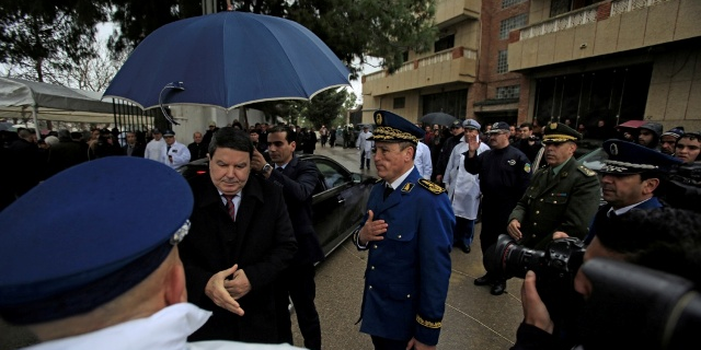 Le général-major Abdelghani Hamel, ancien directeur général de la police nationale algérienne (DGSN), saluant un policier à Alger, le 7 mars 2016.