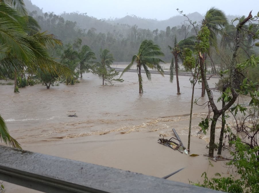 Un puissant typhon frappe les philippines, fait quatre morts