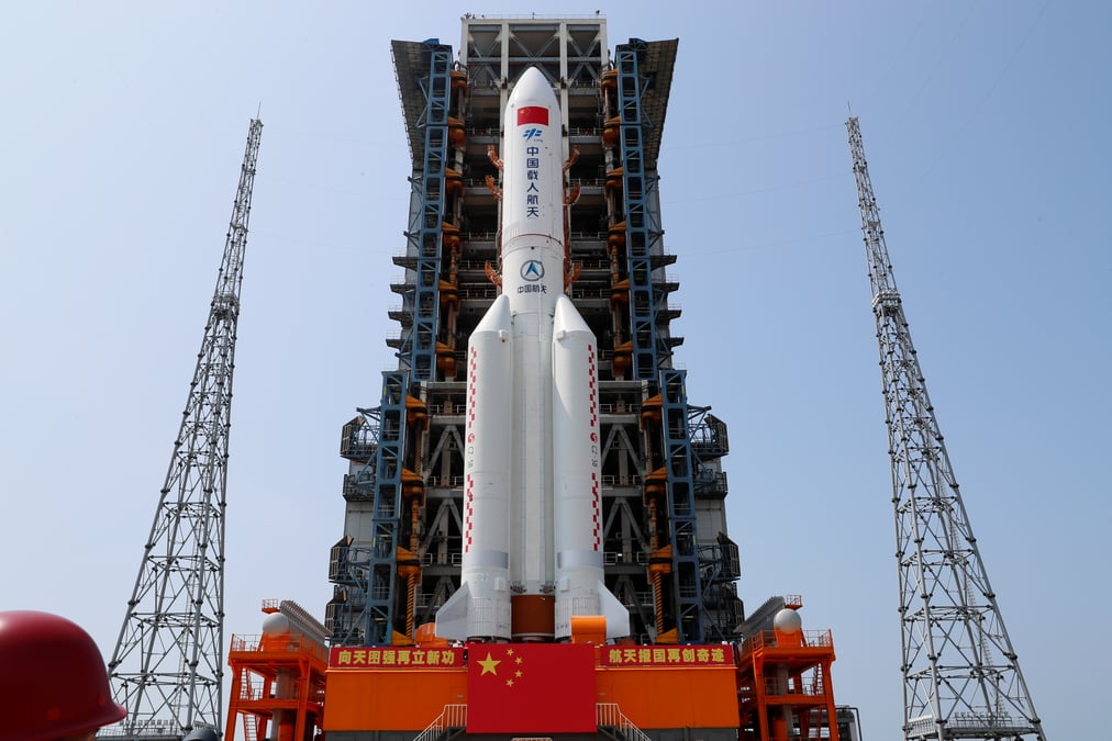 Les debris d'une fusee chinoise devraient rentrer dans l'atmosphere dimanche matin