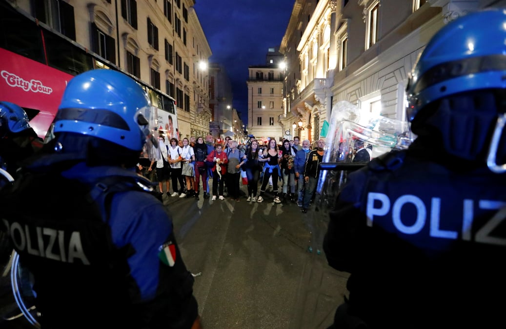 Des dirigeants d'extreme droite arretes en italie apres des affrontements
