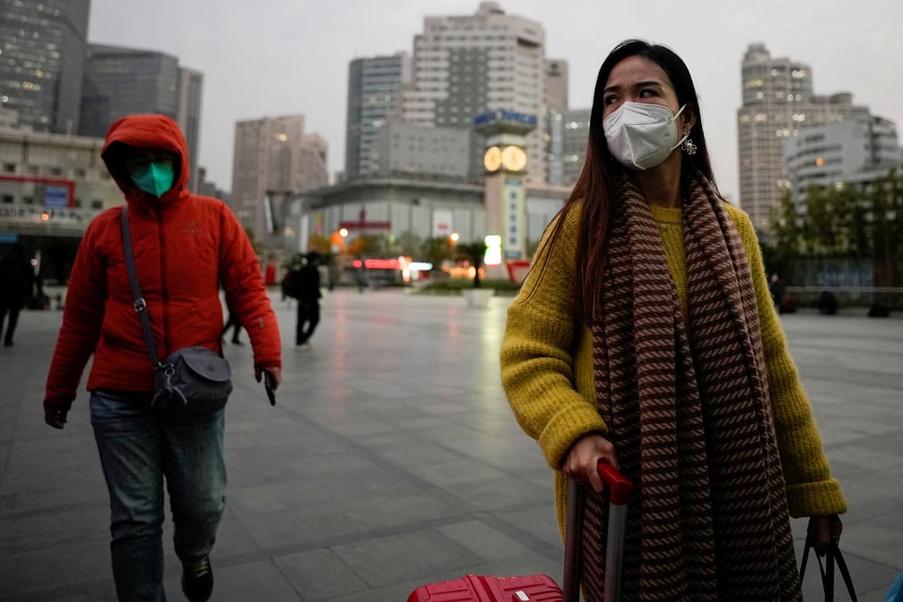 Des personnes portent des masques de protection alors que l'epidemie de coronavirus (covid-19) se poursuit a shanghai