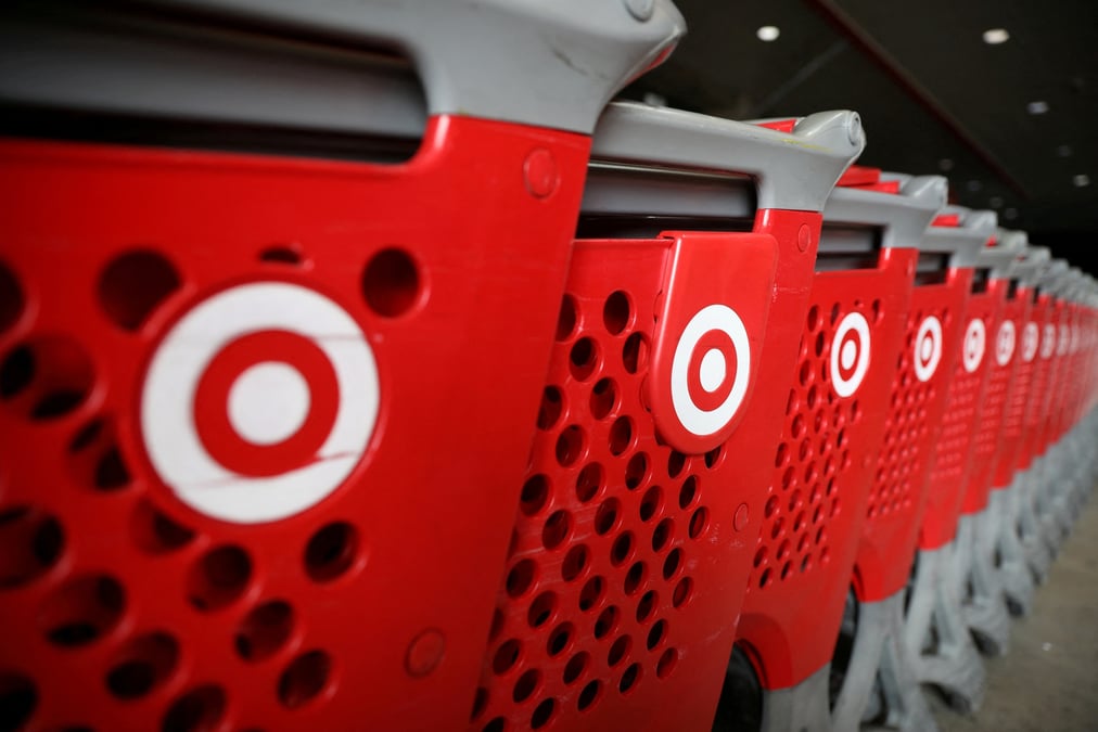 Une rangee de caddies dans un supermarche target
