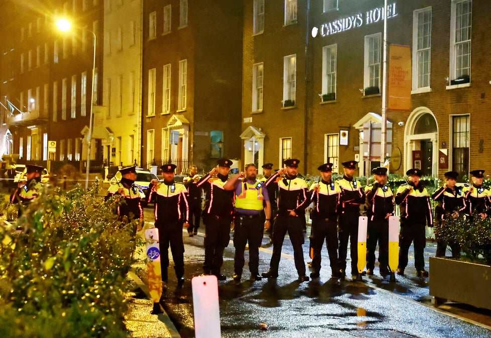 Des policiers montent la garde pres du lieu d'une attaque au couteau a dublin