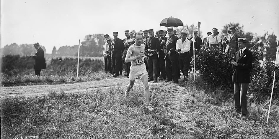 Le Finlandais Paavo Nurmi le 12 juillet 1924, lors du cross-country à Colombes.