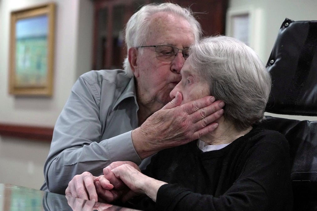 Un couple de personnes agees en maison de soins