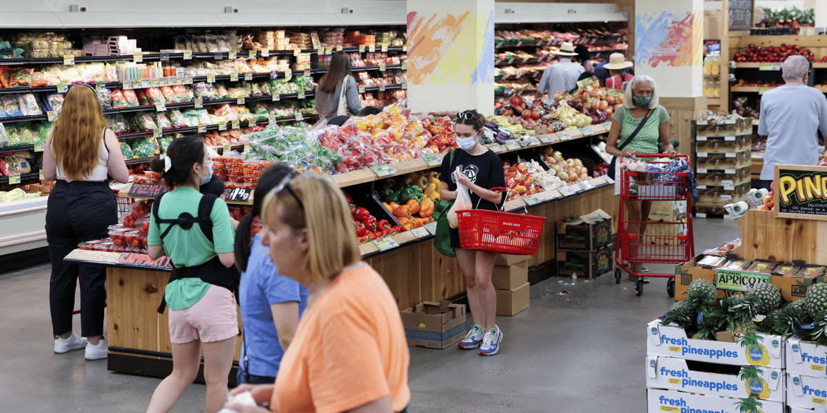 Des personnes font des achats dans un supermarche alors que l'inflation a affecte les prix a la consommation a manhattan, new york