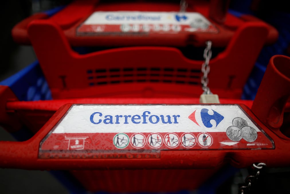 Carrefour ralentit en 2017, prevision de resultat encore abaissee