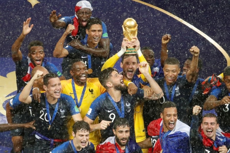 Les champions du monde sur les champs-elysees lundi