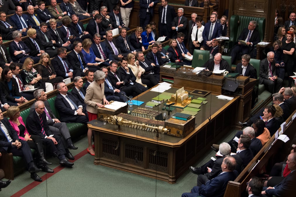 Brexit: pression des elus conservateurs sur theresa may
