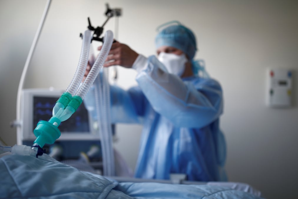 Coronavirus: le gouvernement defend sa strategie sur les respirateurs