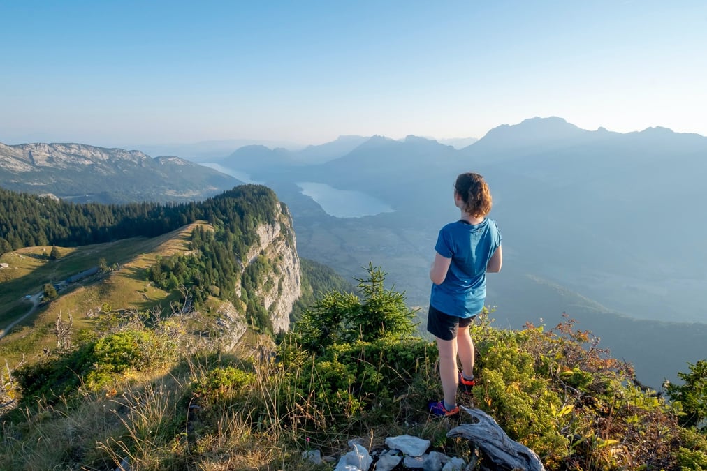 Face à la hausse des températures qui entraîne une baisse du manteau neigeux et d'autres phénomènes, les guides de montagne voient leurs métiers et leurs conditions de travail profondément modifiés.