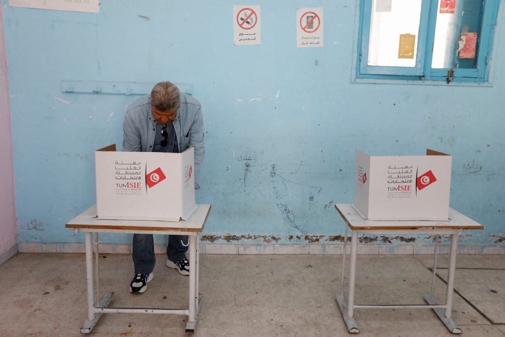Un homme vote dans un bureau de vote lors des elections legislatives a tunis, en tunisie