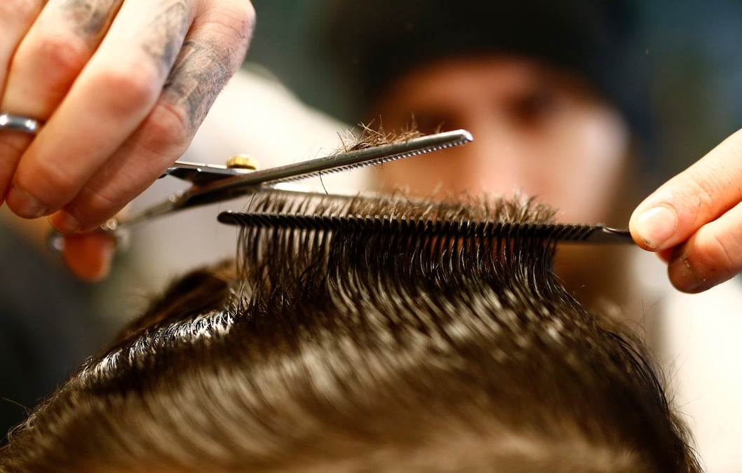 Parmi les secteurs en difficulté, la coiffure-instituts de beauté (+38%), avec autant de défauts de salons de coiffure sur les neuf premiers mois de 2023.