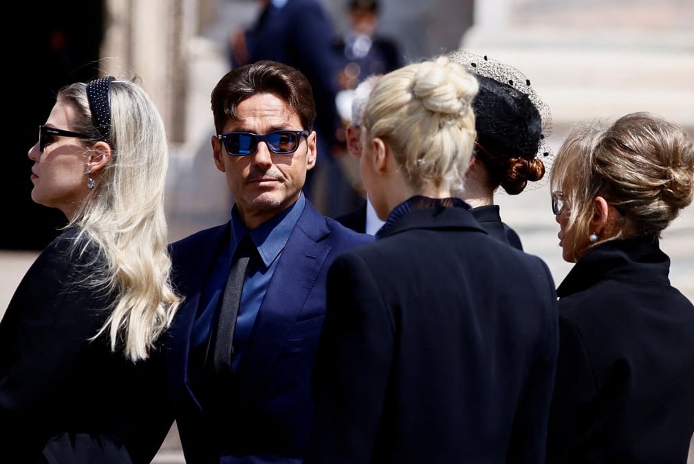 Pier silvio berlusconi lors des funerailles de l'ancien premier ministre italien silvio berlusconi a milan