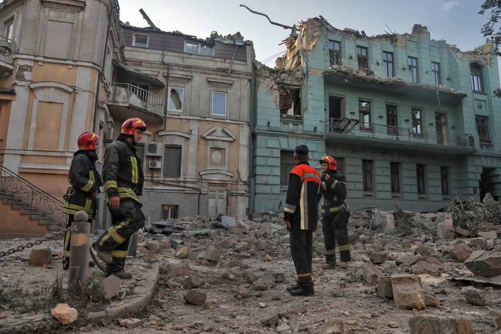 Photo de sauveteurs devant des batiments residentiels endommages lors de frappes de missiles russes a odessa