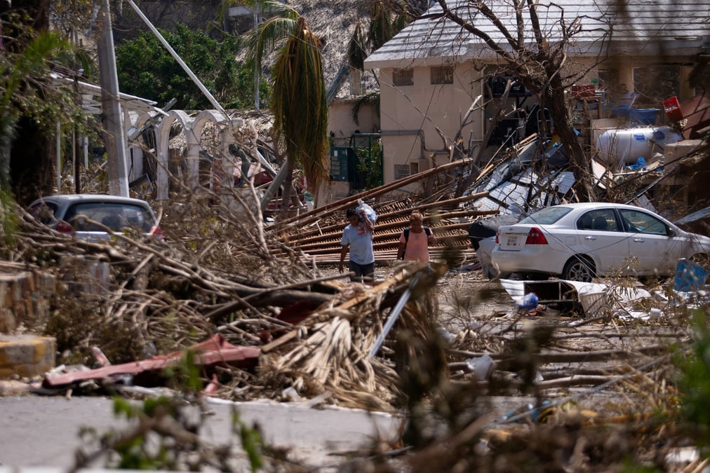 Des decombres et des arbres endommages a la suite de l'ouragan otis, a acapulco