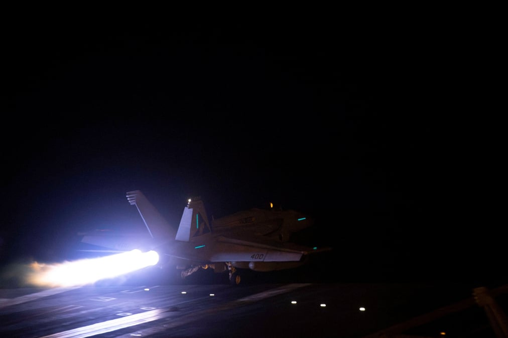 Un avion decolle dans le cadre de frappes aeriennes contre des cibles militaires au yemen