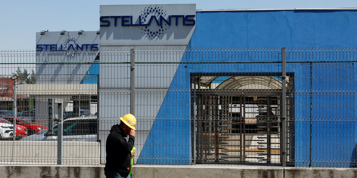 Un ouvrier marche devant l'usine d'assemblage de Stellantis à Toluca (Mexique), dont la production a été suspendue après l'annonce de droits de douane par Donald Trump.