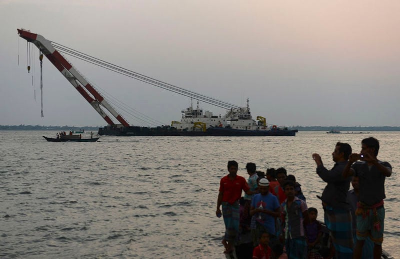 Les secouristes à l'oeuvre après un naufrage au Bangladesh