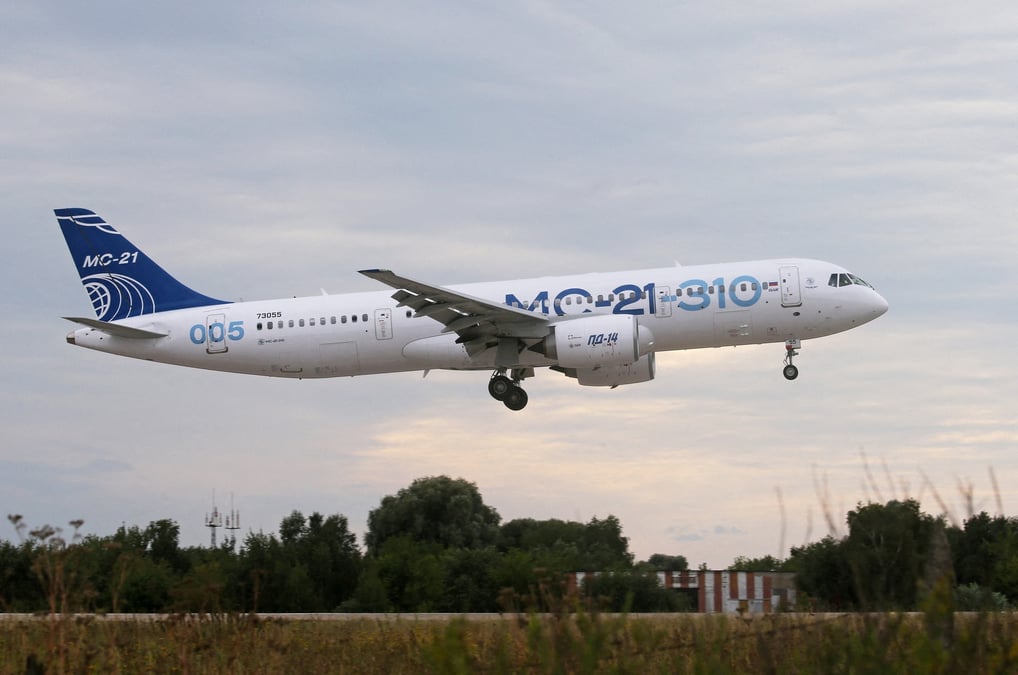 Le moyen-courrier mc-21-310 effectue un vol d'essai dans la region de moscou