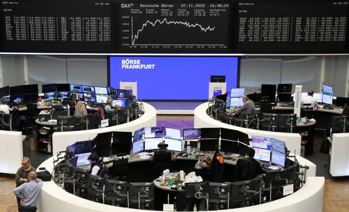 Le graphique de l'indice boursier allemand dax est photographie a la bourse de francfort