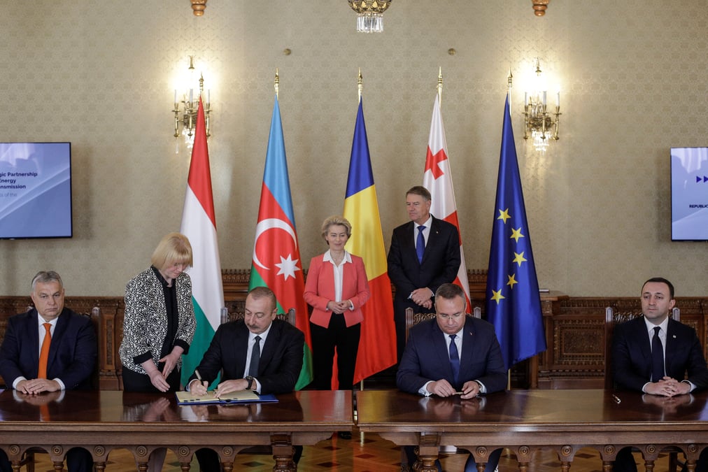Ursula von der leyen, klaus iohannis, viktor orban, ilham aliyev, nicolae ciuca et irakli garibashvili assistent a la signature d'un memorandum sur la creation d'une ligne electrique qui acheminera de l'electricite depuis l'azerbaidjan, a bucarest, en roumanie