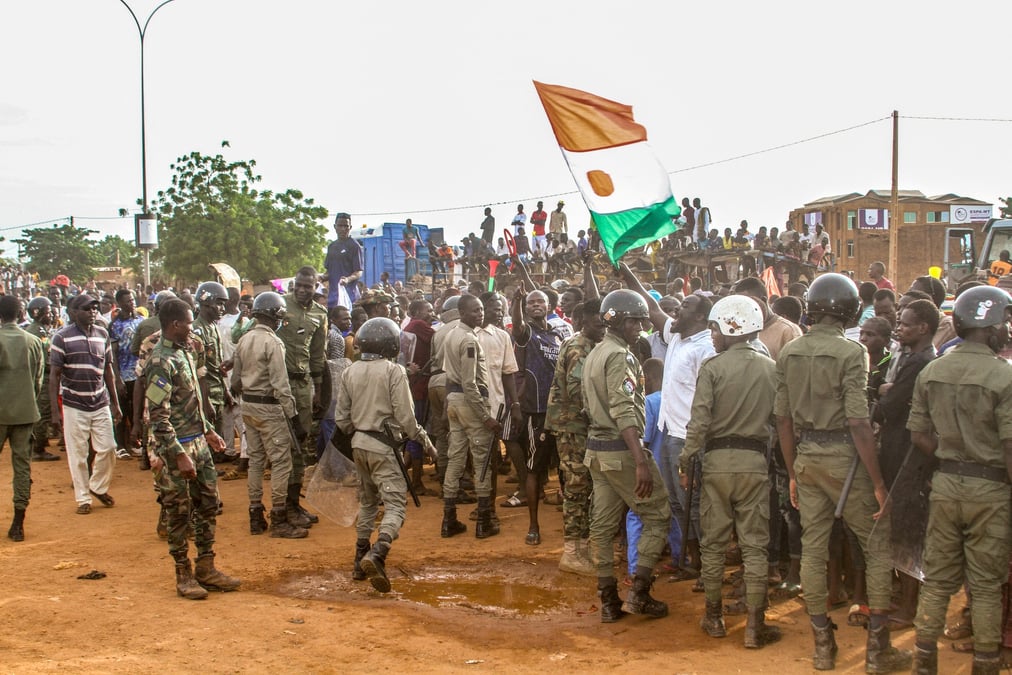 Une manifestation pro-junte devant une base de l'armee francaise a niamey, au niger