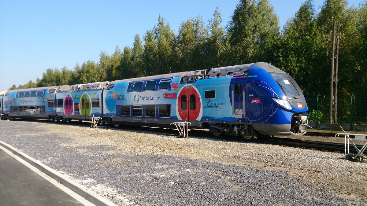 Dans ses trains Omneo, Alstom promet notamment de larges parois vitrées, des prises électriques, du wifi, une climatisation régulée, des toilettes accessibles à tous et une information voyageurs améliorée.