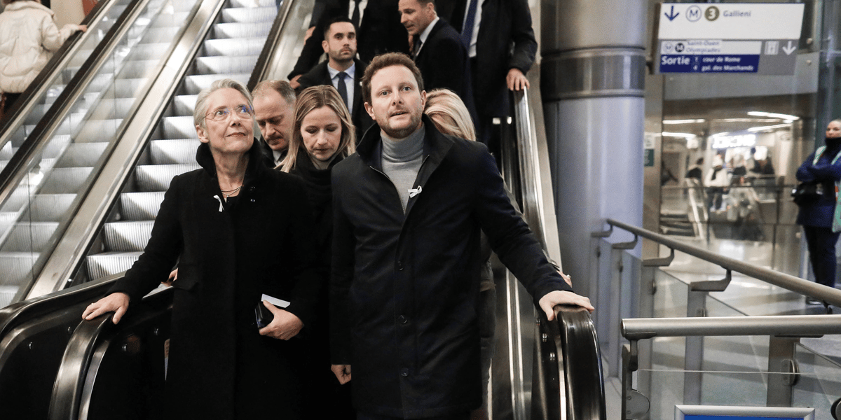 Clément Beaune avec Élisabeth Borne, avant-hier à Paris, gare Saint-Lazare, pour le lancement d’une campagne contre les violences sexistes dans les transports.