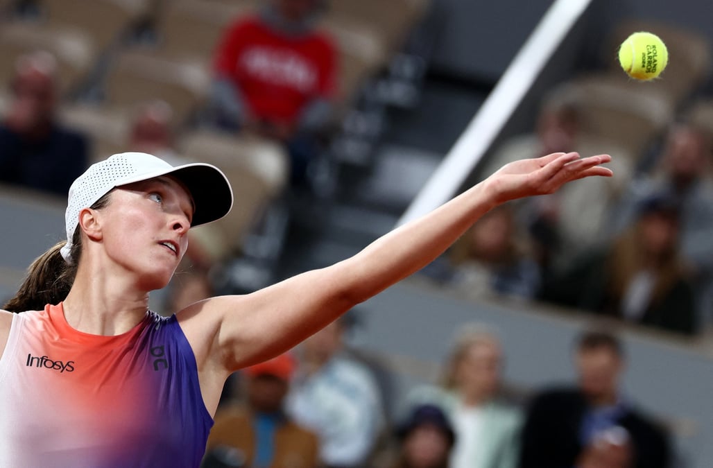 La polonaise iga swiatek en action lors de son match contre la japonaise naomi osaka a roland-garros.