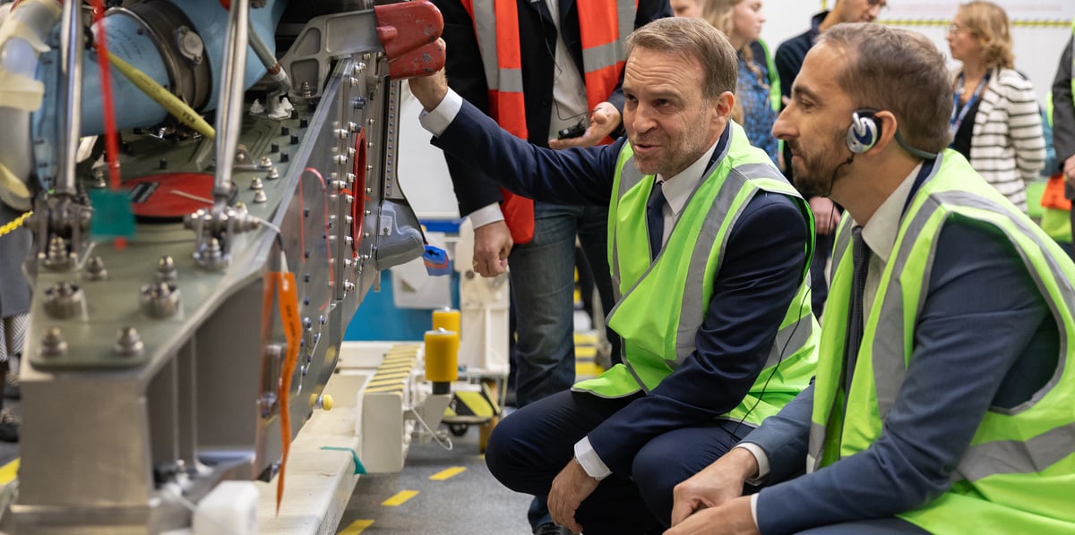 Marc Ferracci, ministre de l'industrie, était en visite à Toulouse, dans les locaux d'Airbus, lundi 18 novembre.