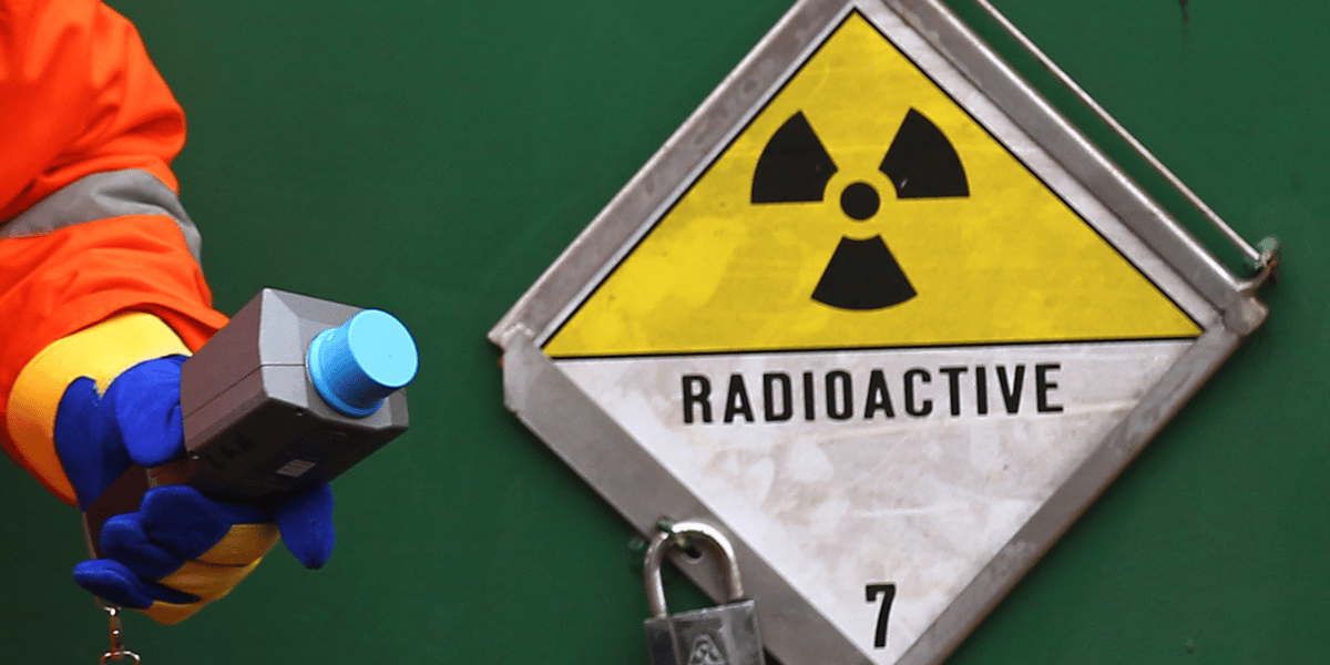 nucléaire, déchets radioactifs, centrale, démantèlement, dépollution, train, compteur Geiger,