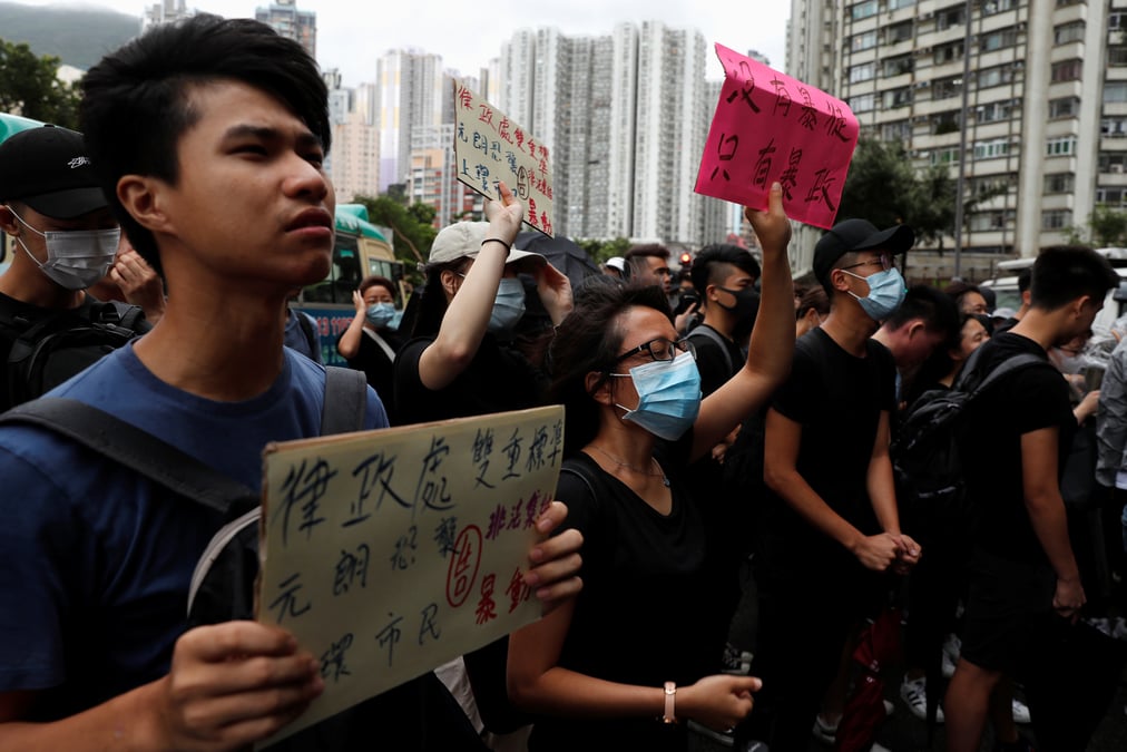 Hong kong: des dizaines de manifestants juges pour "emeute"