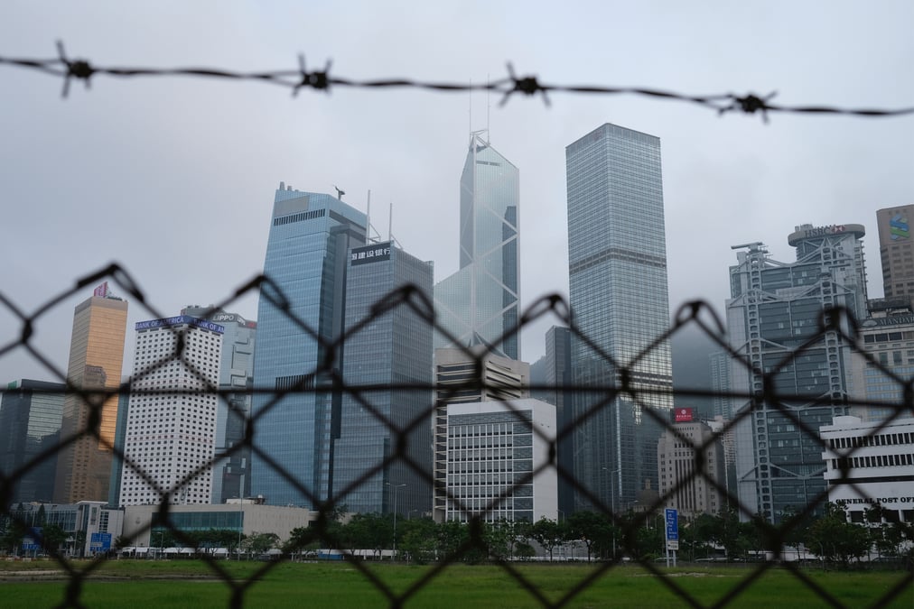 Hong kong: sept elus pro-democratie arretes pour obstruction au parlement