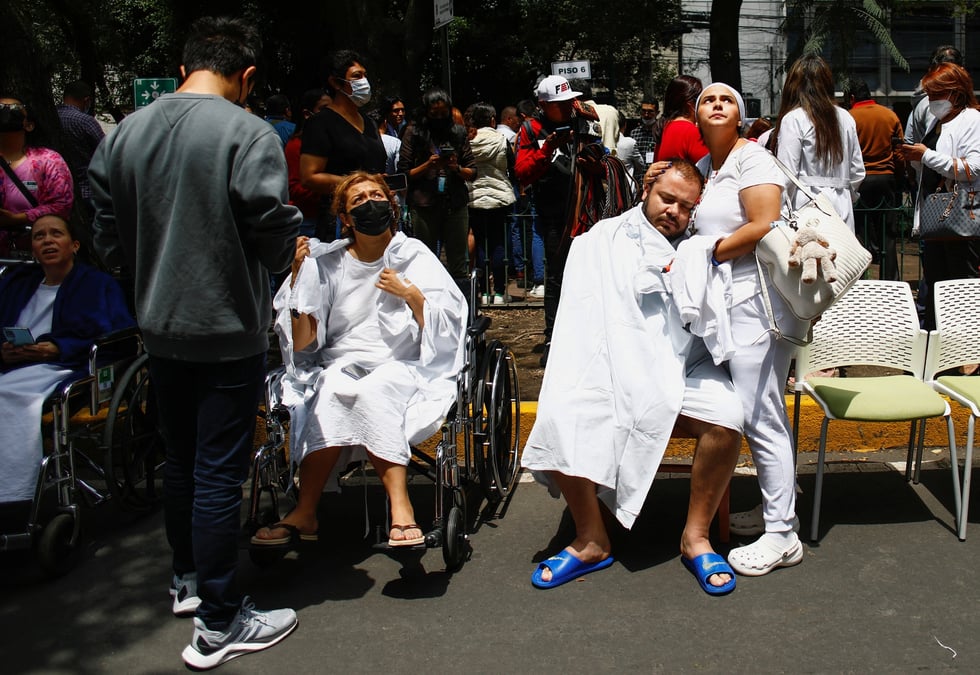 Des personnes reagissent suite a un tremblement de terre a mexico
