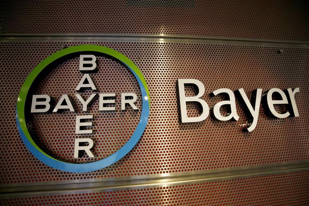 Photo d'archives : le logo de bayer ag est photographie lors de la conference de presse sur les resultats annuels du fabricant allemand de medicaments a leverkusen