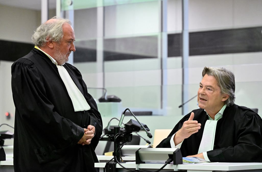 Des avocats discutent lors du proces lie aux attentats terroristes de mars 2016 a bruxelles