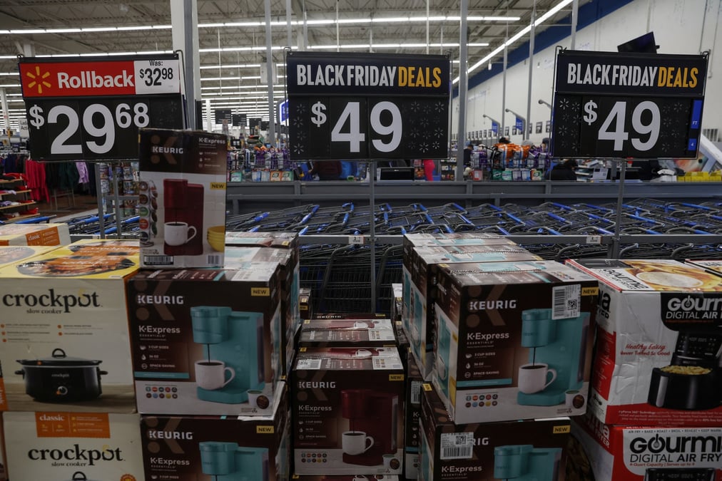 Des offres du black friday sont annoncees a l'interieur d'un magasin walmart a westbury, new york