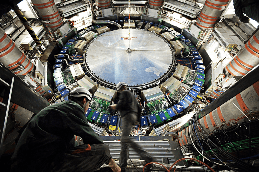 L'expérience « CMS », installée sur le plus puissant collisionneur de particules au monde (le « Long Hadron Collider », situé entre la France et la Suisse), a notamment permis d'étudier le Boson de Higgs, particule élémentaire découverte en 2012.