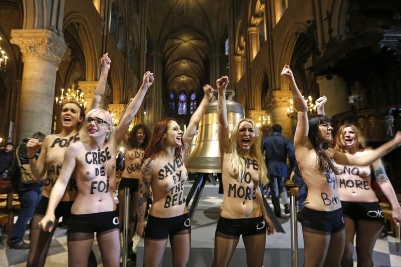 Des femen relaxees pour leur action a notre-dame de paris
