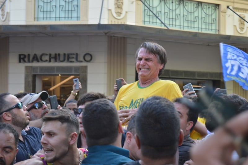 Bresil: jair bolsonaro, le candidat poignarde, opere d'urgence
